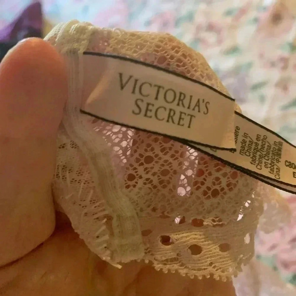 Victoria Secret Women’s  Bralette  Size Medium With Underwire No Underwire - Picture 3 of 6